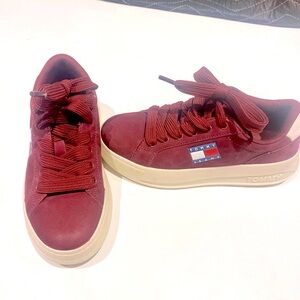 Tommy Hilfiger Tommy Jeans women's platform leather sneaker, burgundy size 6